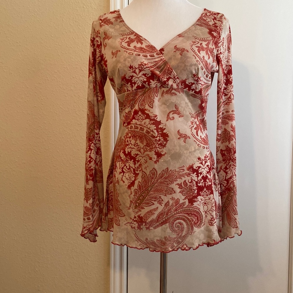Gorgeous print blouse with ruffled edging on sleeves & bottom. Flowing sleeves!